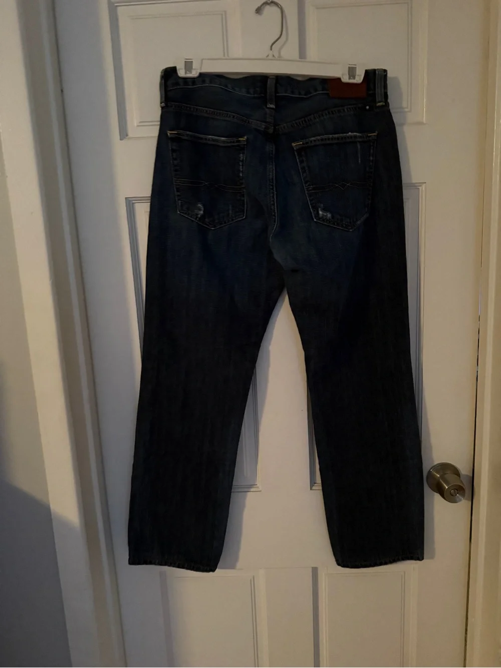 Men' Medium Wash Blue Jeans - Classic Straight Fit